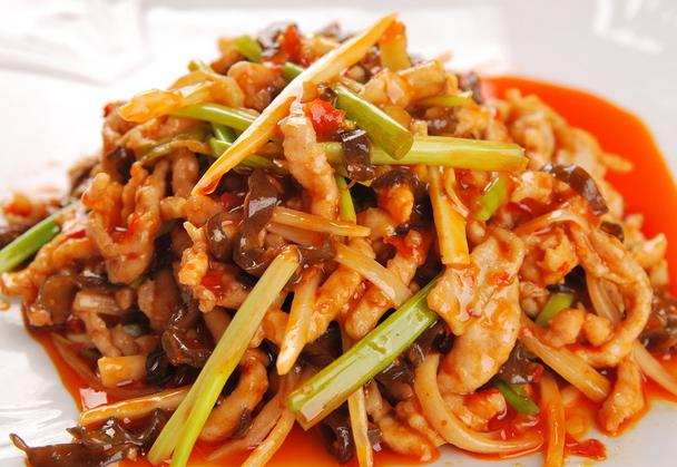 鱼香肉丝是一道川渝地区非常经典的汉族传统名菜,鱼香是川菜主要